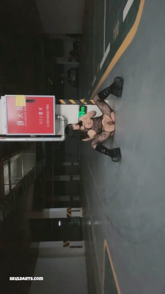 Amateur Asian Porn Big Tits Chinese girl strips naked in mall parking lot, flash pussy in broad daylight (3)