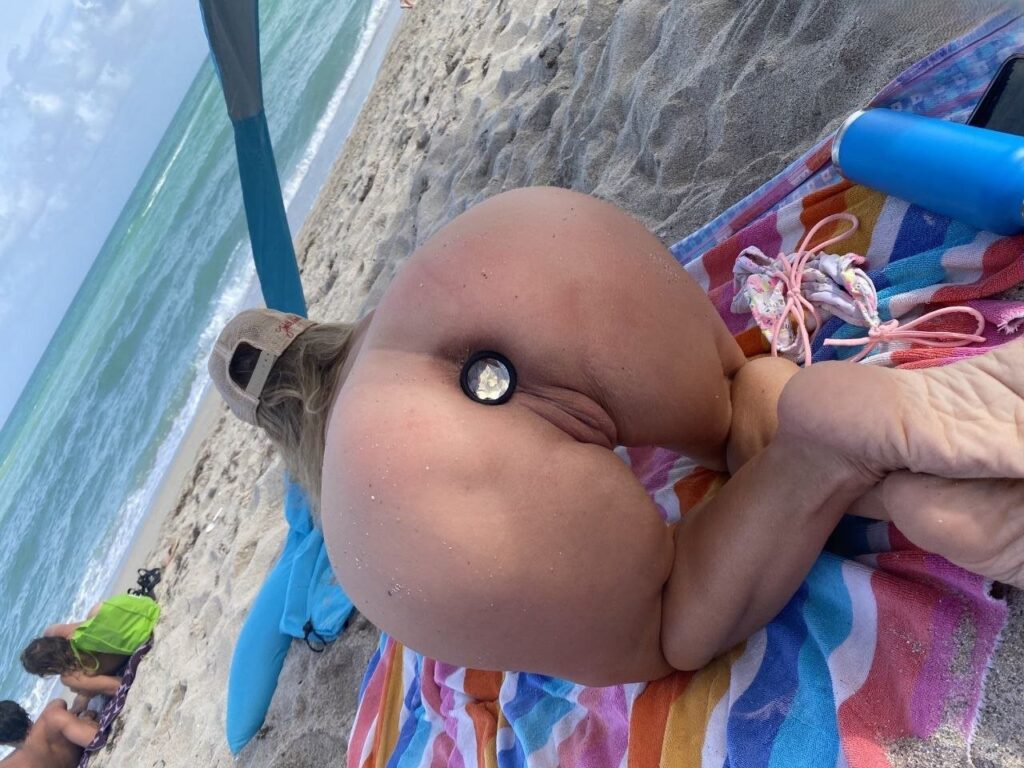 XXX Camila Namorada Rabuda com a bunda grande a apertadinha abrindo o cuzinho para ser fodida igual uma vagabunda! (1)