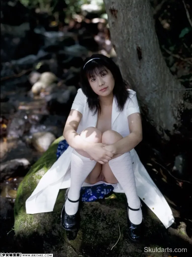 Novinha japonesa pelada no mato mostrando a bucetinha apertada! Ela adora se exibir para os machos desconhecidos e ser fodida igual uma puta (1)